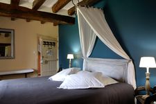 le lit de la chambre d' hotes Bélier, Blancafort pres d'Aubigny sur Nere