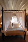 le lit à baldaquin de la chambre d' hotes Bergère, chambres d'hotes de charme pres aubigny sur nere