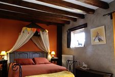 le lit de la chambre d' hotes Laine, Blancafort pres d'Aubigny sur Nere