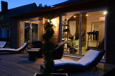 La terrasse solarium, l'espace détente, le spa et le sauna à la nuit tombée